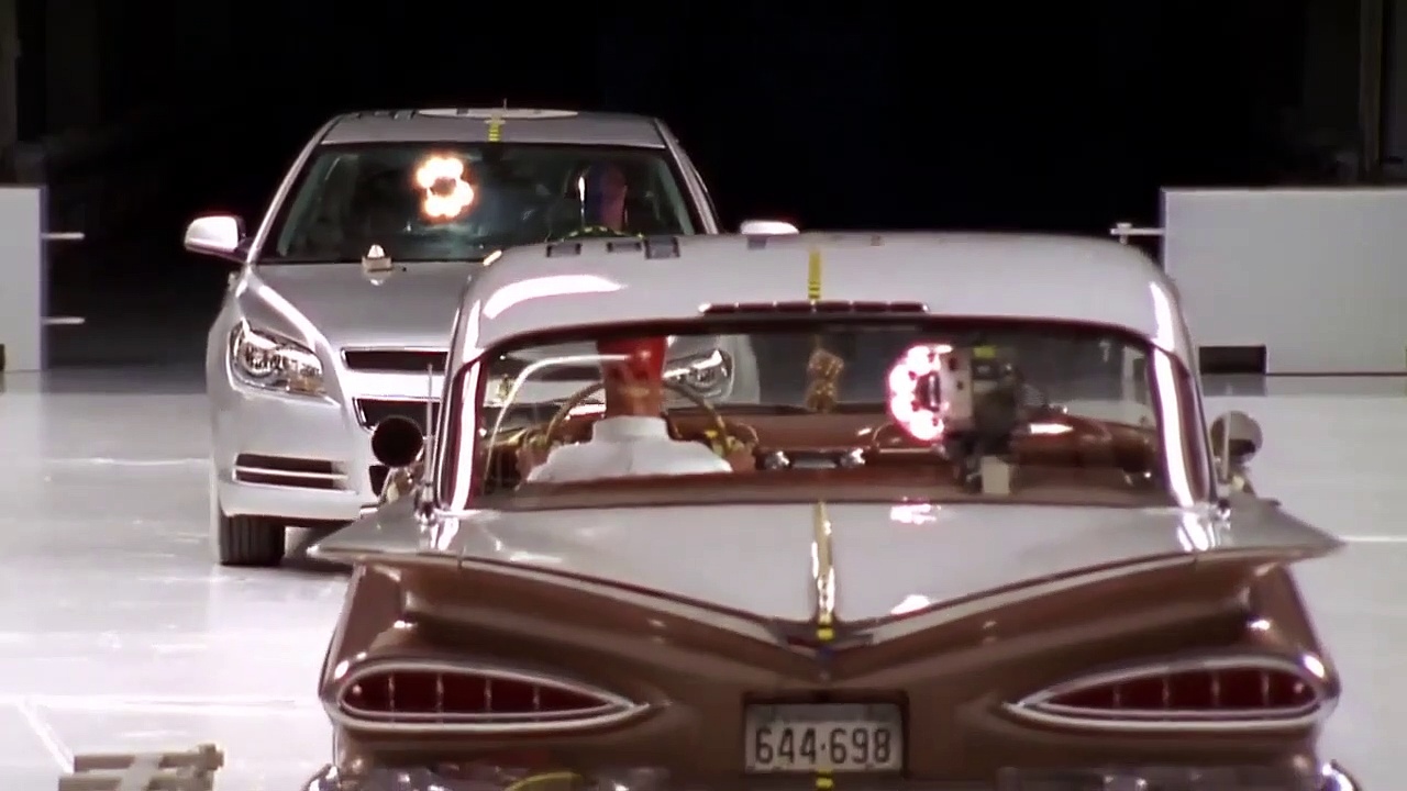 Vimeo Test de collision entre une ancienne voiture et une voiture moderne
