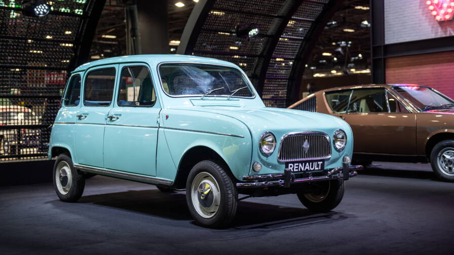 Une Renault 4 Super expos&eacute;e &agrave; l'&eacute;dition 2025 de R&eacute;troomobile.