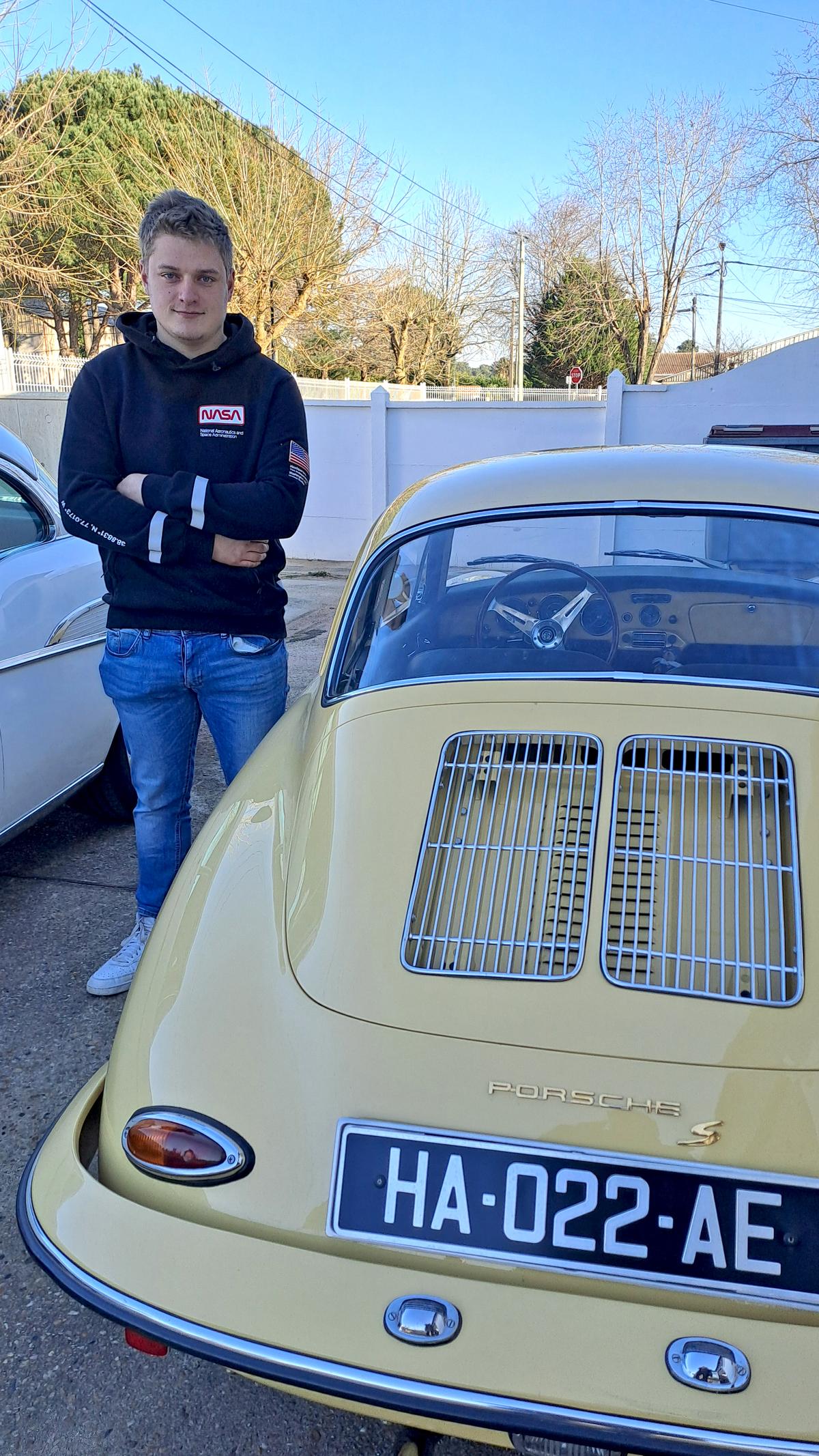 Amateur de solex, 4L et autres meules bleues, le jeune Victor Dijon assurera la relève… à côté d’une Porsche 356