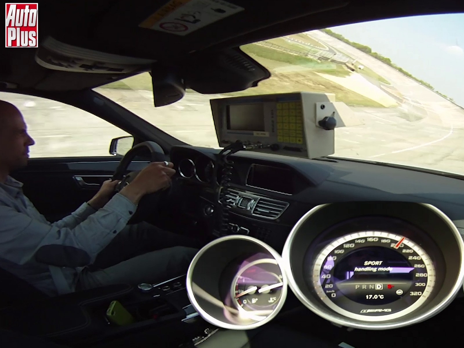 Vimeo Mercedes E63 AMG au 1000m départ arrêté