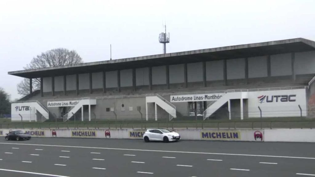 Porsche 930 Turbo double Renault Mégane RS 3 sur Autodrome Montlhéry (Autodrome montlhéry)