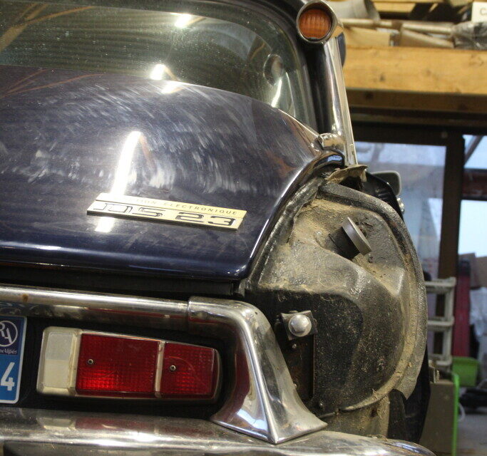 La DS 23 Pallas est un exemple des nombreuses voitures du XXe siècle qui entrent dans ce garage rétro.