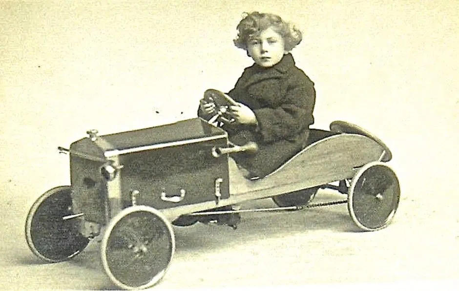 Sur Pinterest: La Sport 22 EURÉKA, cette bombe au moteur mécanique qui va défrayer la chronique.(livre voitures anciennes françaises)