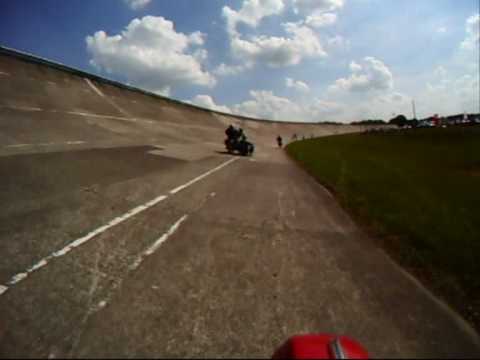Sur Youtube: Circuit de Montlhéry en Vespa GTR – 5 juin 2010 – après-midi (2/2)(circuit montlhery)