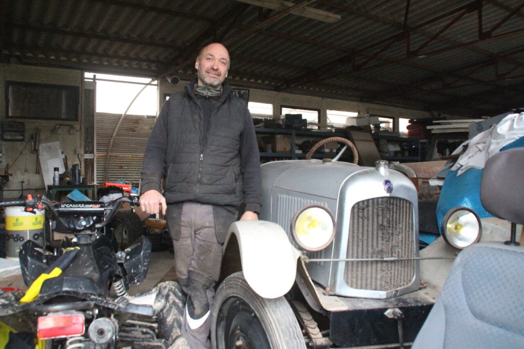 Sur les traces de son grand-père, ce militaire à la retraite répare des voitures de collection
