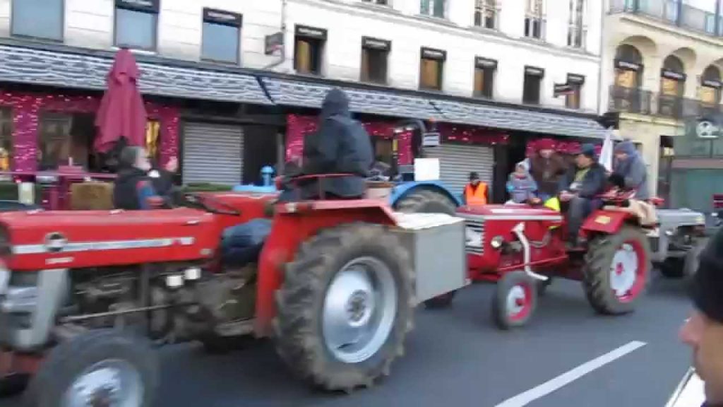 Traversée de Paris 2015 de Raphaël 5 de 11 (Voitures Vincennes en anciennes) – Madeleine (Youtube)
