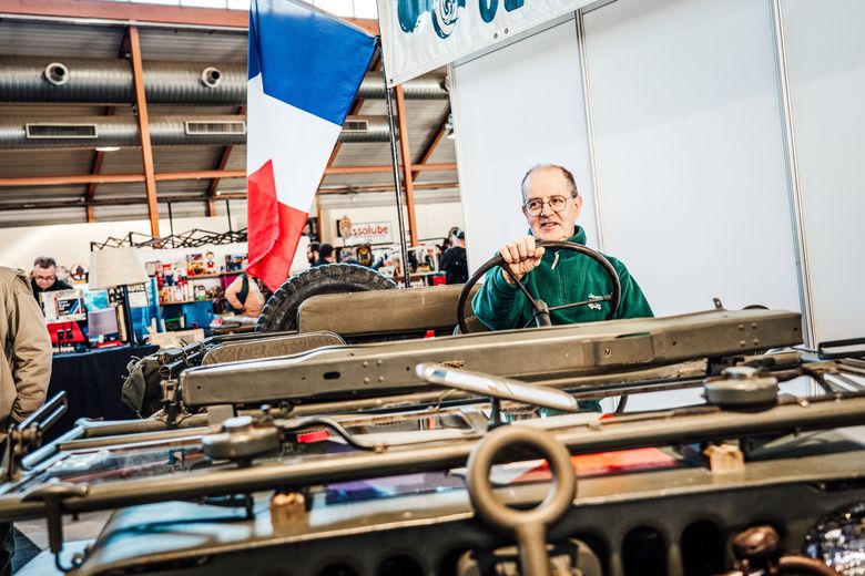 Daniel, au volant de sa Jeep Willys 1944, voiture de l’armée française.