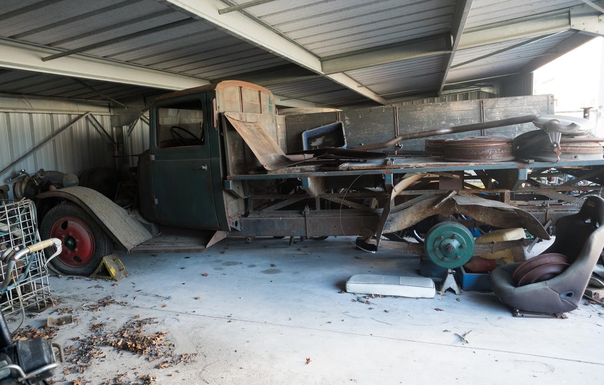 Dans le garage associatif où les épaves s’accumulent. Un des ateliers se consacrera spécialement à la remise en état de cet utilitaire Citroën U23