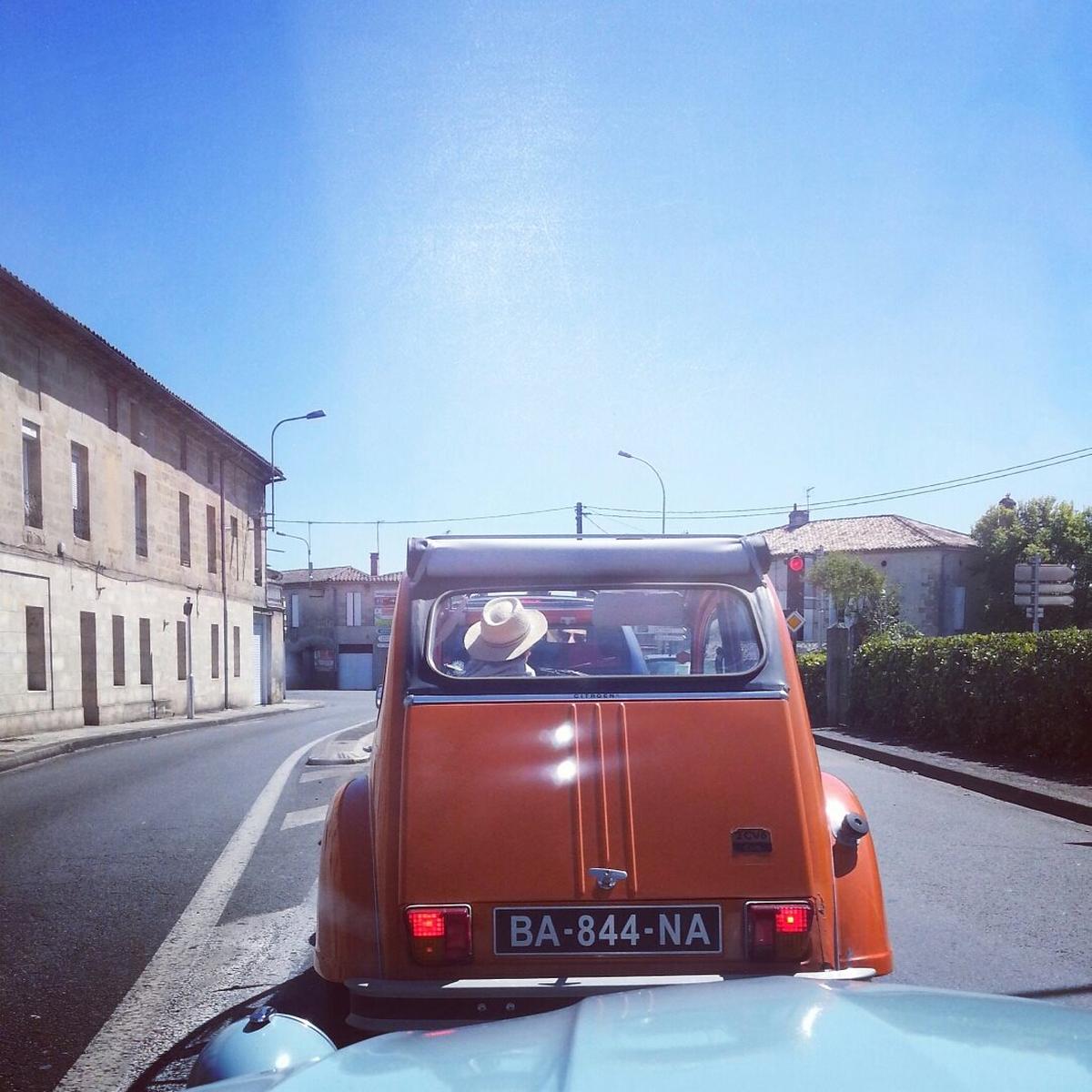 Avec plus de 100 000 exemplaires recensés, la 2CV reste – de loin – le véhicule historique le plus représenté en France. Pour autant, seules la moitié d’entre elles seraient en état de rouler.