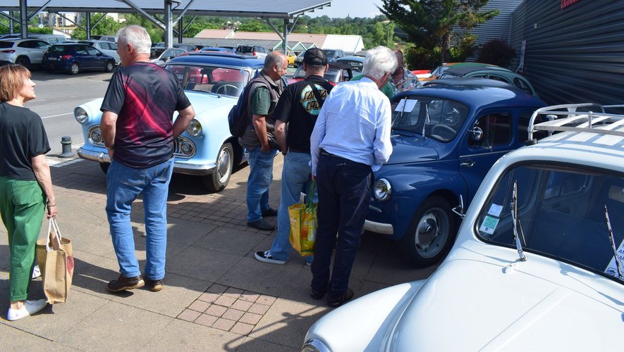 Des voitures anciennes exposées à Carrefour (Selon les médias.)