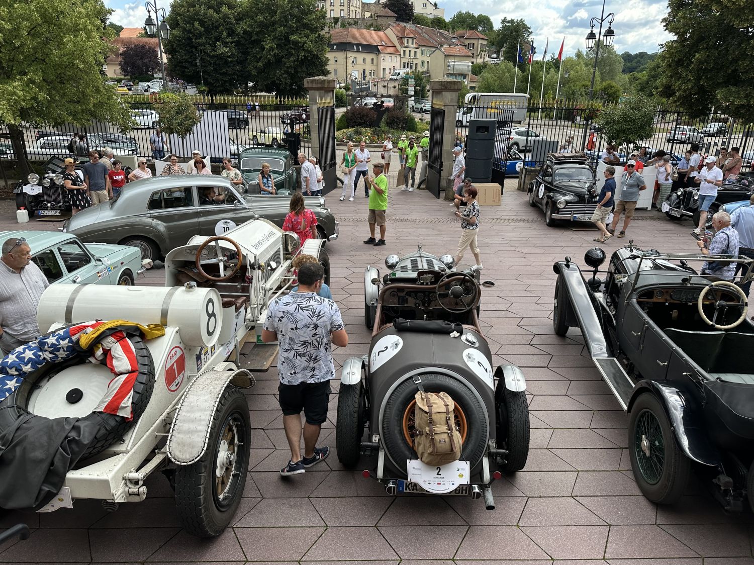 Des voitures d&rsquo;antan et hors du commun sur le rallye ''Oldtimer Genuss Tour''