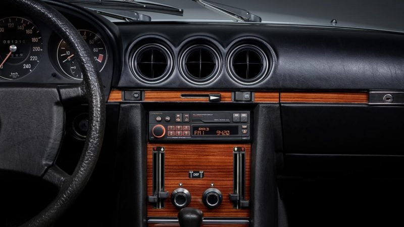 Difficile de ne pas craquer pour le look rétro du Pioneer SXT-C10PS. Si la trappe à cassette est factice elle cache un port USB et une entrée auxiliaire.
