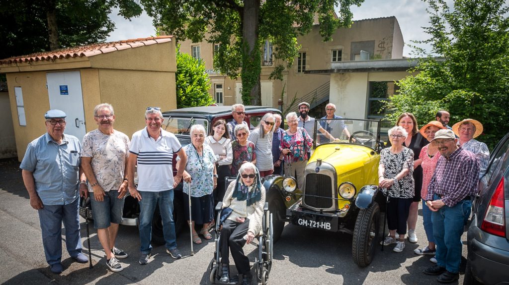 Information: à Melle, les résidents de La Garenne se sont baladés en voitures anciennes