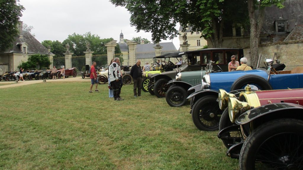Le rallye des ancêtres automobiles à Valençay