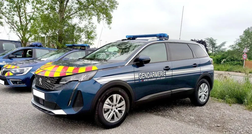 Les gendarmes dans des voitures anciennes, la crise frappe partout