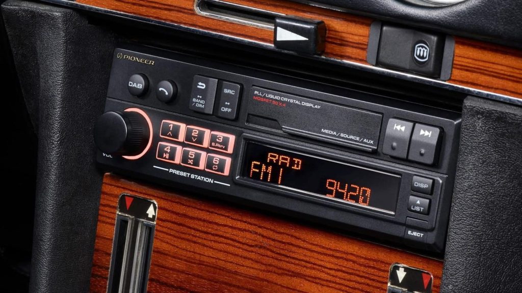 Vous cherchez un autoradio old school mais avec Bluetooth et USB pour votre voiture ancienne ? Voici le modèle parfait !