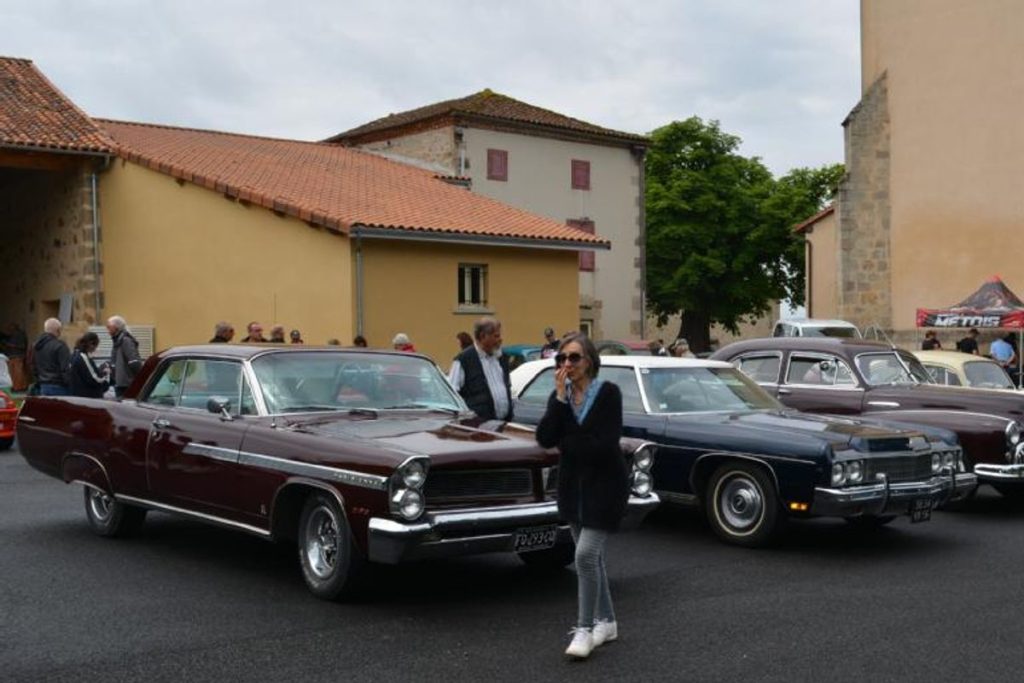 Vu dans la presse: SAINT CYR. La Saint-Cyrienne a réuni de fort beaux spécimens de voitures anciennes