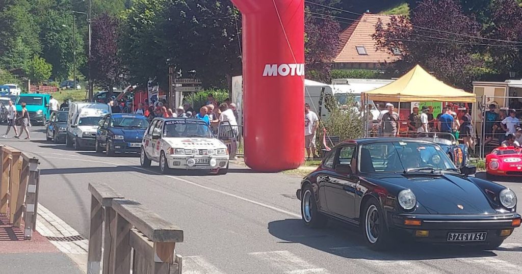 sous la chaleur, les voitures anciennes attirent la foule