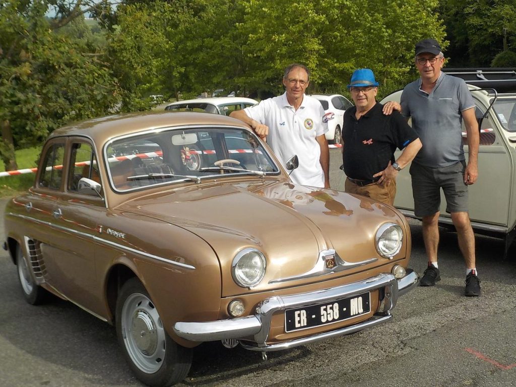une Renault Dauphine de 1961 reine du premier rassemblement des voitures d’autrefois (Vu dans la presse.)