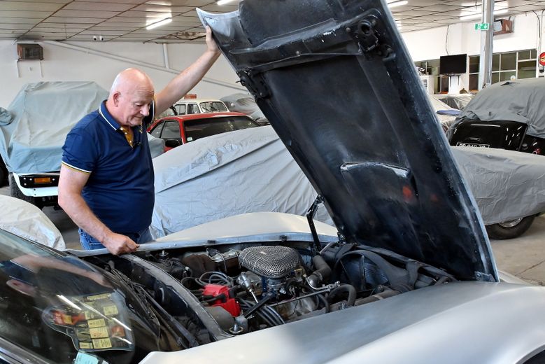 Christian Capdeville restaure lui m&ecirc;me les voitures anciennes, de la m&eacute;canique &agrave; la carrosserie.