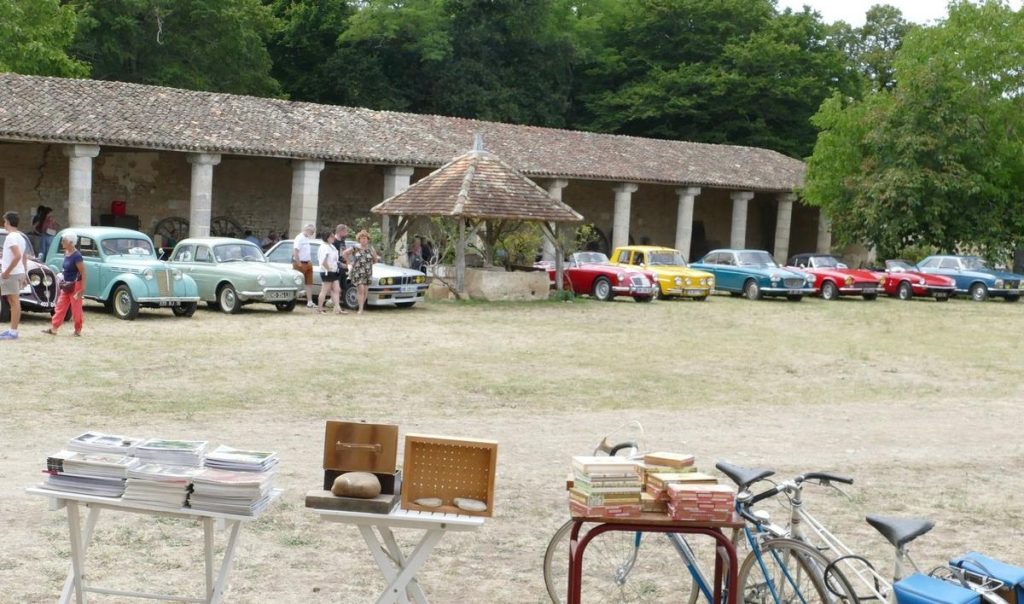 A lire dans la presse: Bric-à-brac et voitures anciennes animent le château de Balzac