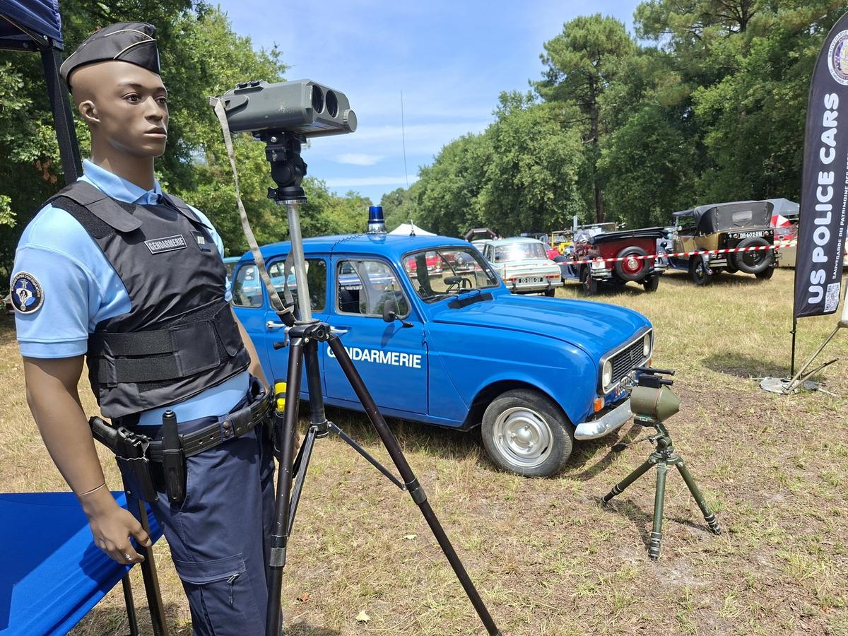 Renault 4L collector, radars d’époque et gendarme mannequin près à flasher sur le stand Us police cars.