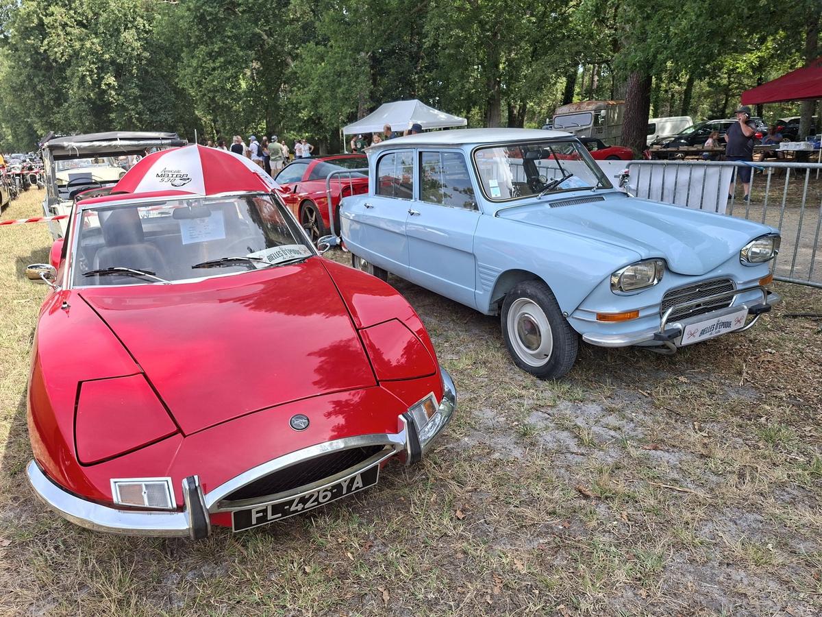 La sportive Matra 530, matricule emprunté à un missile et la Citroën Ami 6 qui décoiffe avec sa vitre arrière inversée. Photo Willy Dallay