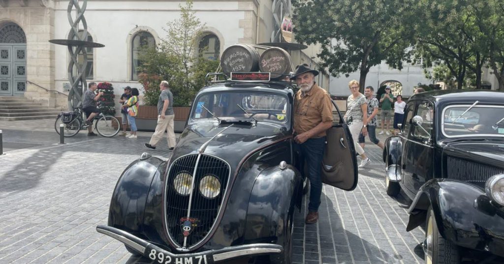 Chalon-sur-Saône. Des voitures anciennes chaque mois sur la place de l’Hôtel de ville (A lire dans les médias.)