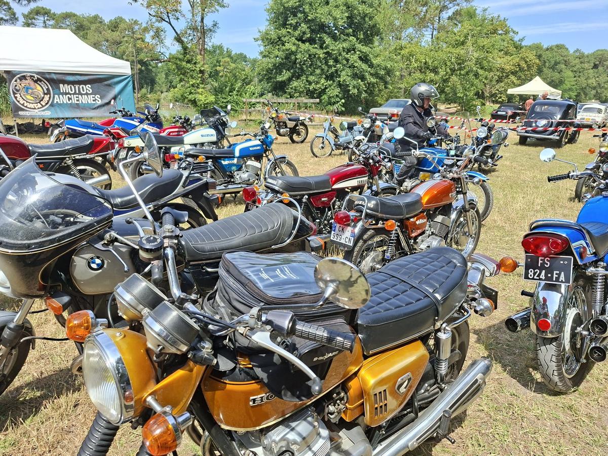 Devant le stand Pourvu K’ça roule !