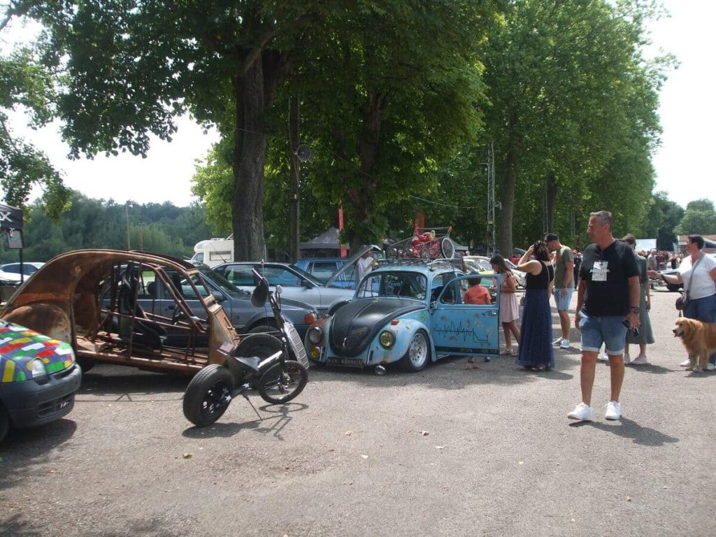 Des voitures anciennes très admirées