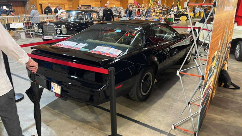 Oldtimer : les voitures anciennes ont fait vivre le Hall des Foires de Libramont (Selon la presse.)