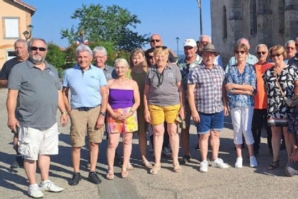 SERMENTIZON. Les voitures anciennes sur les routes