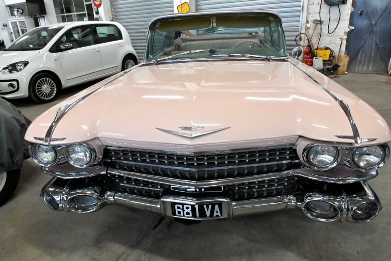 Une pi&egrave;ce de choix&nbsp;: la Cadillac d&rsquo;Elvis Presley, rose comme il se doit&nbsp;!