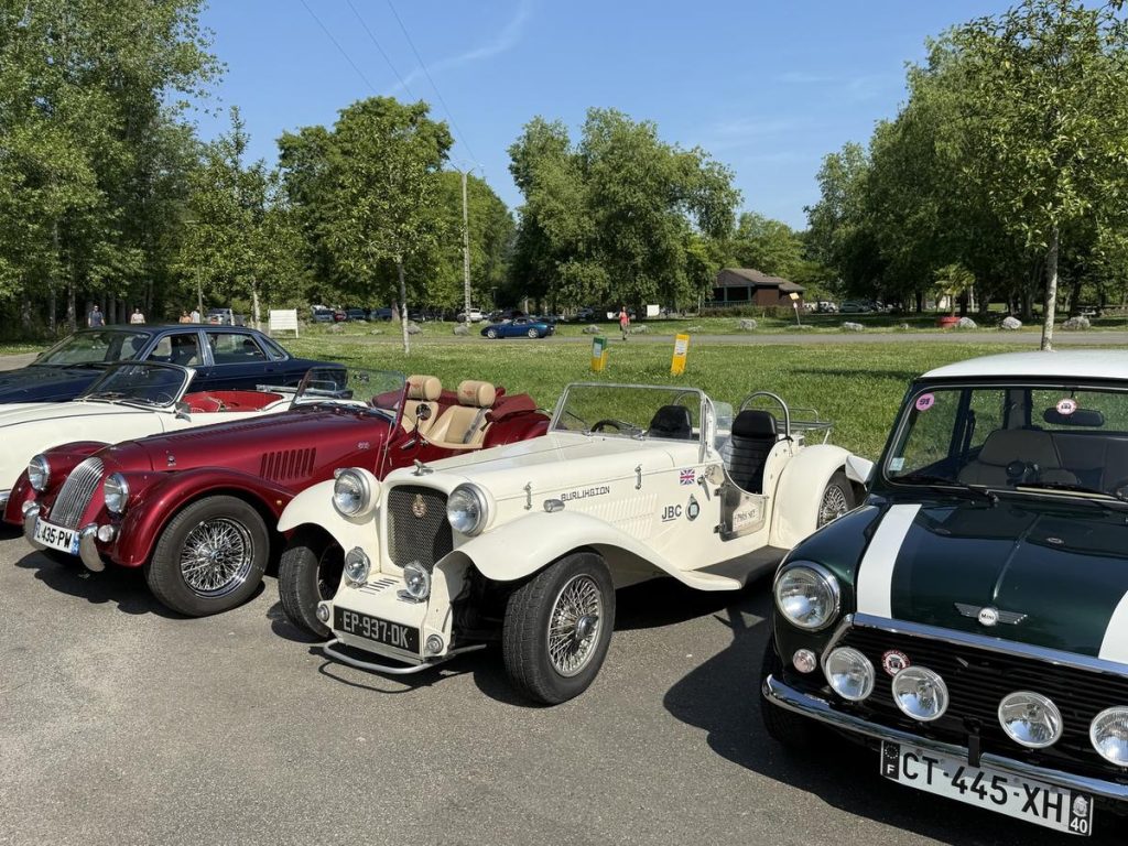les voitures anciennes ont brillé au bord du lac de Biron (information médias)