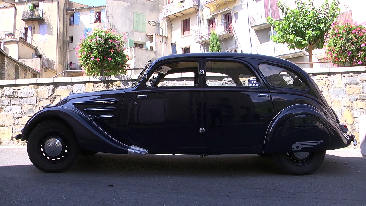 Vimeo Alpes-de Haute-Provence : Retour dans les années 30 à Sisteron avec la 402 de Louis Richaud