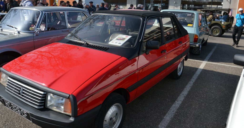 Bourg-en-Bresse. Rassemblement de voitures anciennes avant les rétro-folies