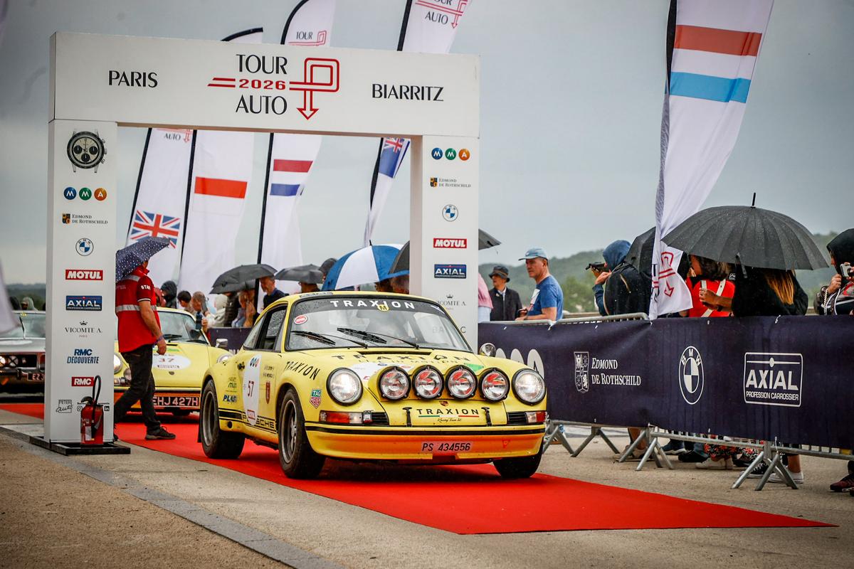 Les équipages sont arrivés sous la pluie au square Aragon.