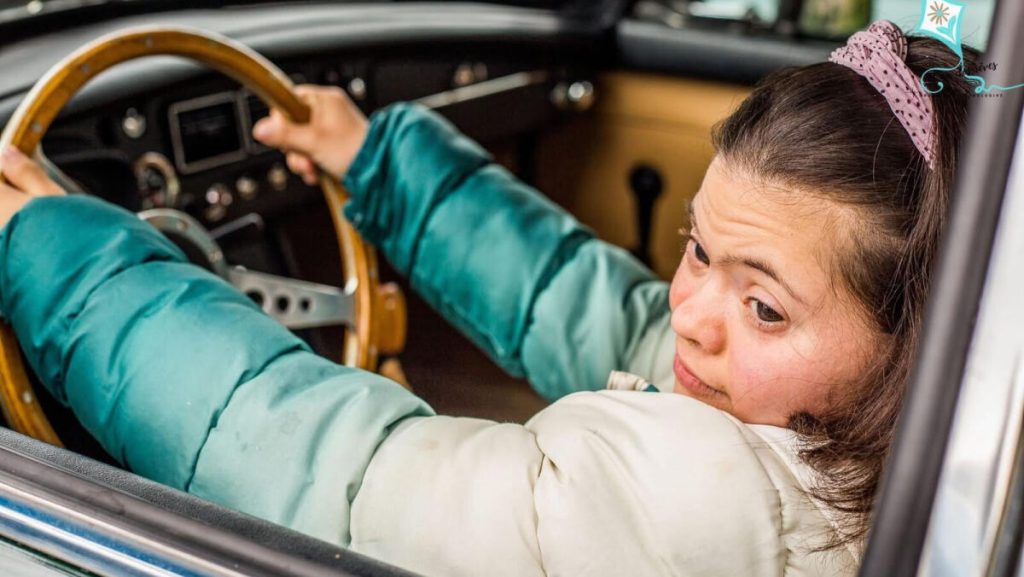 Des enfants handicapés en goguette dans des voitures de collection grâce à une association de Ceyreste