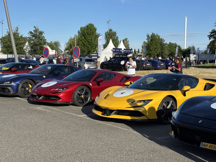 De nombreuses voitures de collection étaient exposées