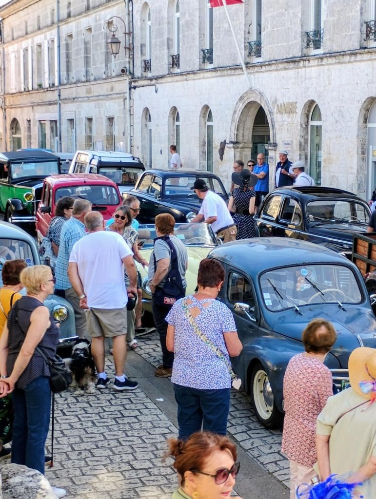 Embouteillage géant et succès populaire pour les véhicules anciens à Roullet-Saint-Estèphe (information médias)