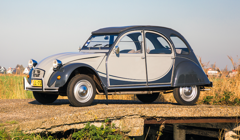 Info: Il entre acheter un t-shirt dans un garage et remporte une 2 CV grâce à un ticket de tombola
