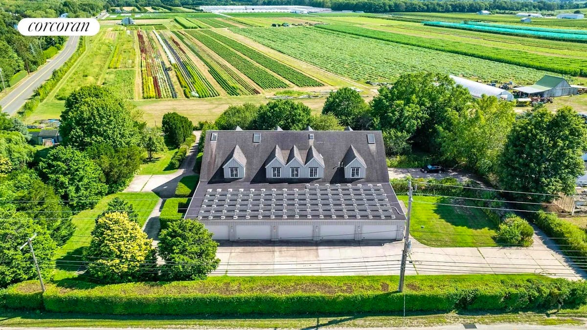 Les panneaux solaires sur le toit fournissent la majeure partie du bâtiment en électricité. Les panneaux solaires sur le toit fournissent la majeure partie du bâtiment en électricité.