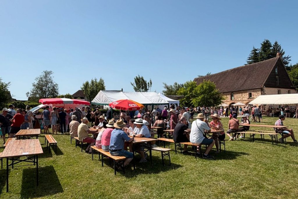 Information: Le salon du « vintage » à Thiron-Gardais a attiré le soleil et la foule ce dimanche