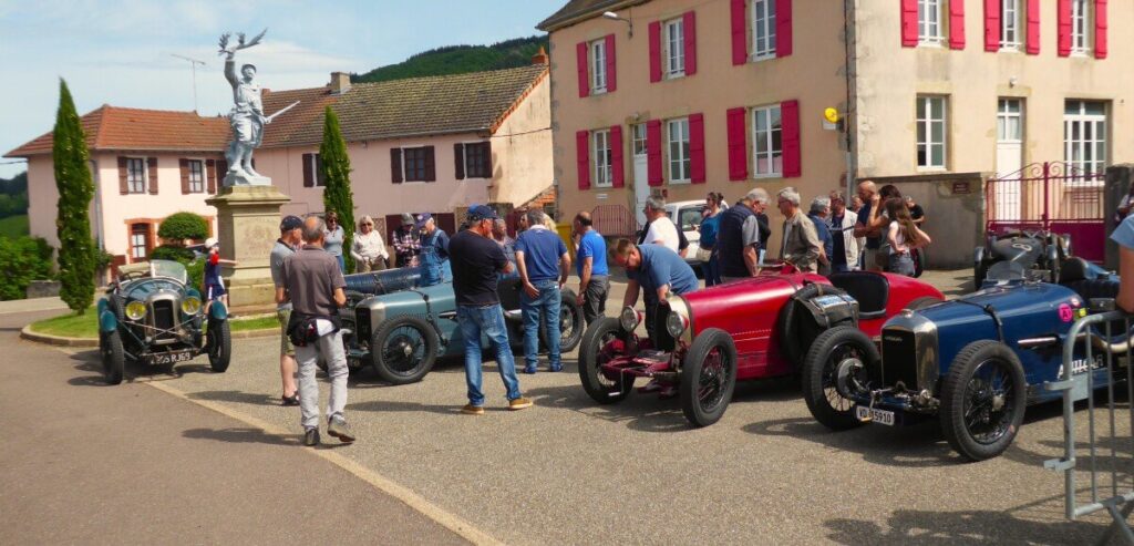 Montmelard. Une ambiance d’avant-guerre avec des voitures de collection