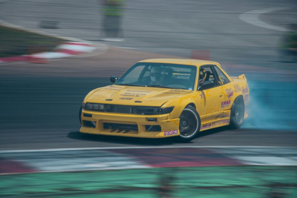 Une voiture japonaise en drift