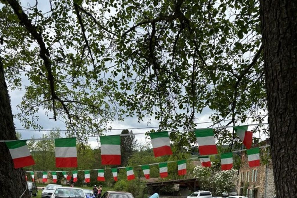 Rassemblement de 350 voitures anciennes à Arlanc : un événement hommage aux véhicules de légende (information presse)