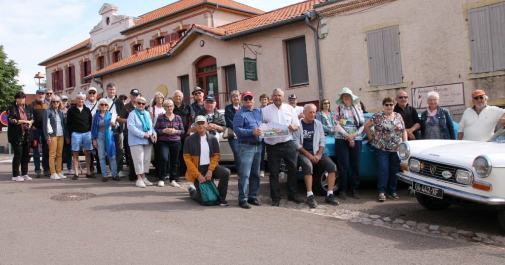 Saint-Haon-le-Châtel. Étape ensoleillée pour une association de voitures anciennes (information médias)