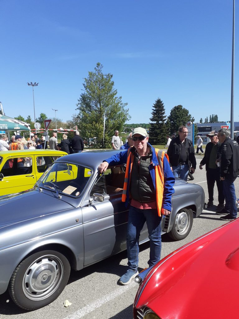 Saint-Vit. Le rassemblement de voitures anciennes séduit