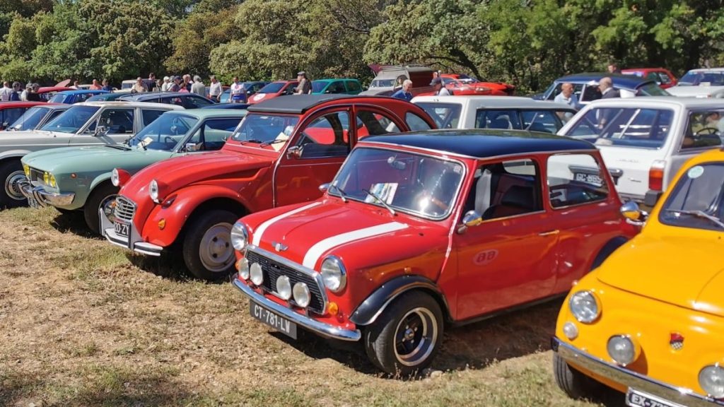 Un rassemblement de voitures anciennes et de collection organisé au parc des Garrigues à Rognes