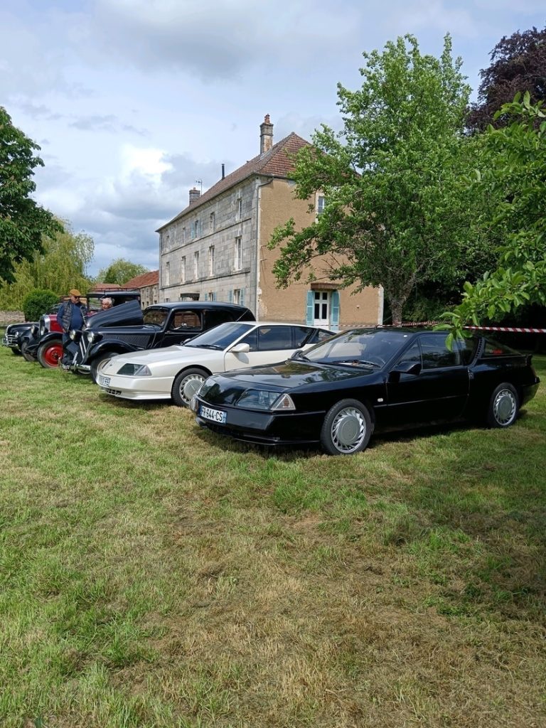 Voitures anciennes et vide-greniers font bon ménage (information presse)